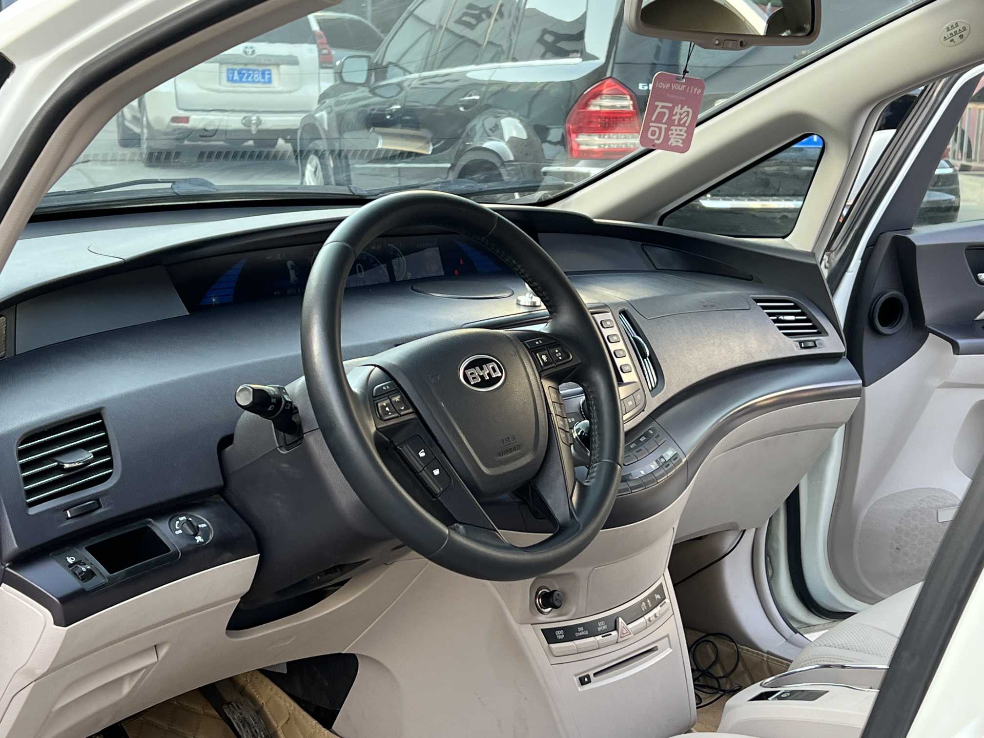 BYD e6 2016 #8 BYD e6 2016 car image #8