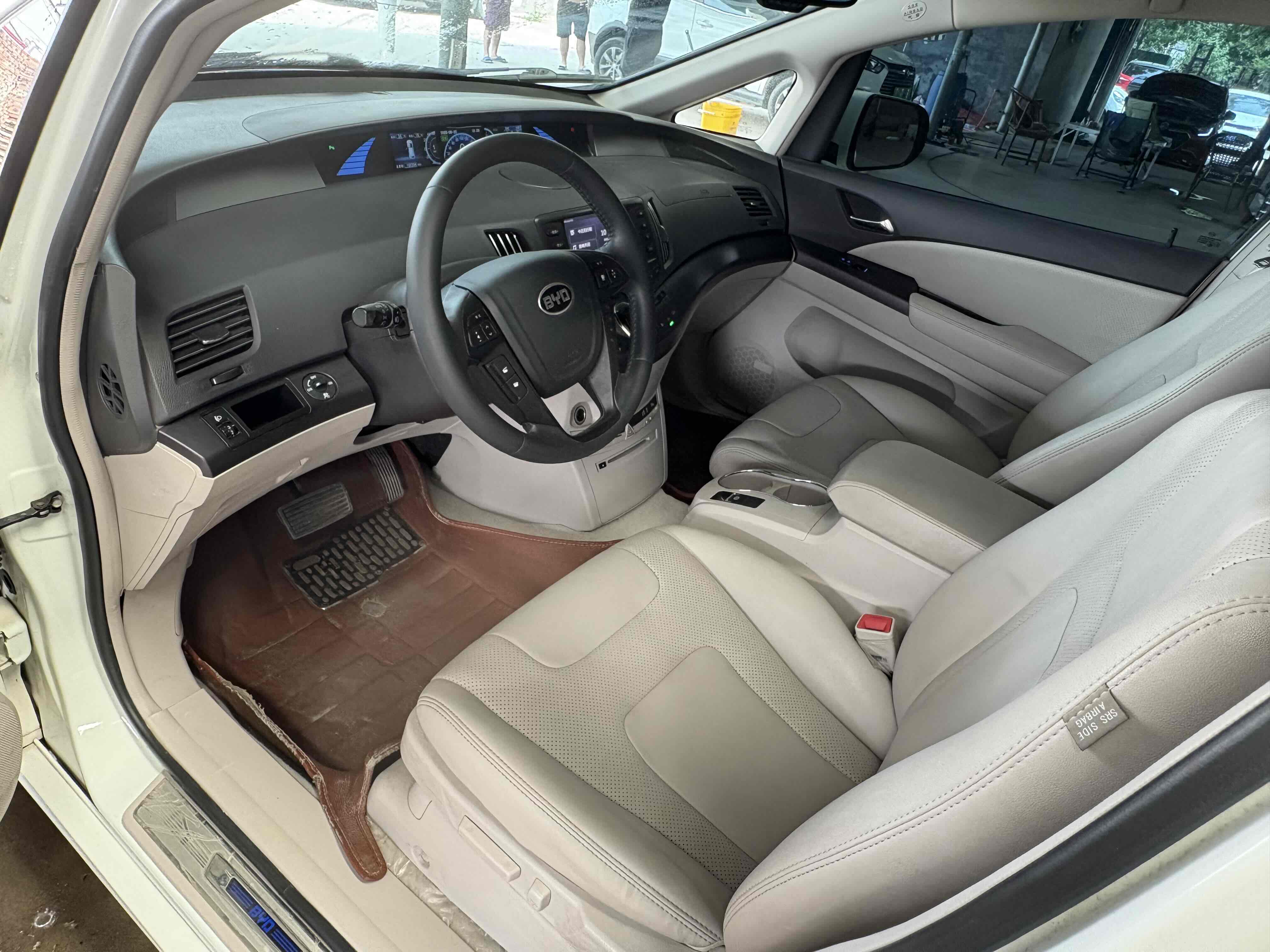 BYD e6 2015 car image #8