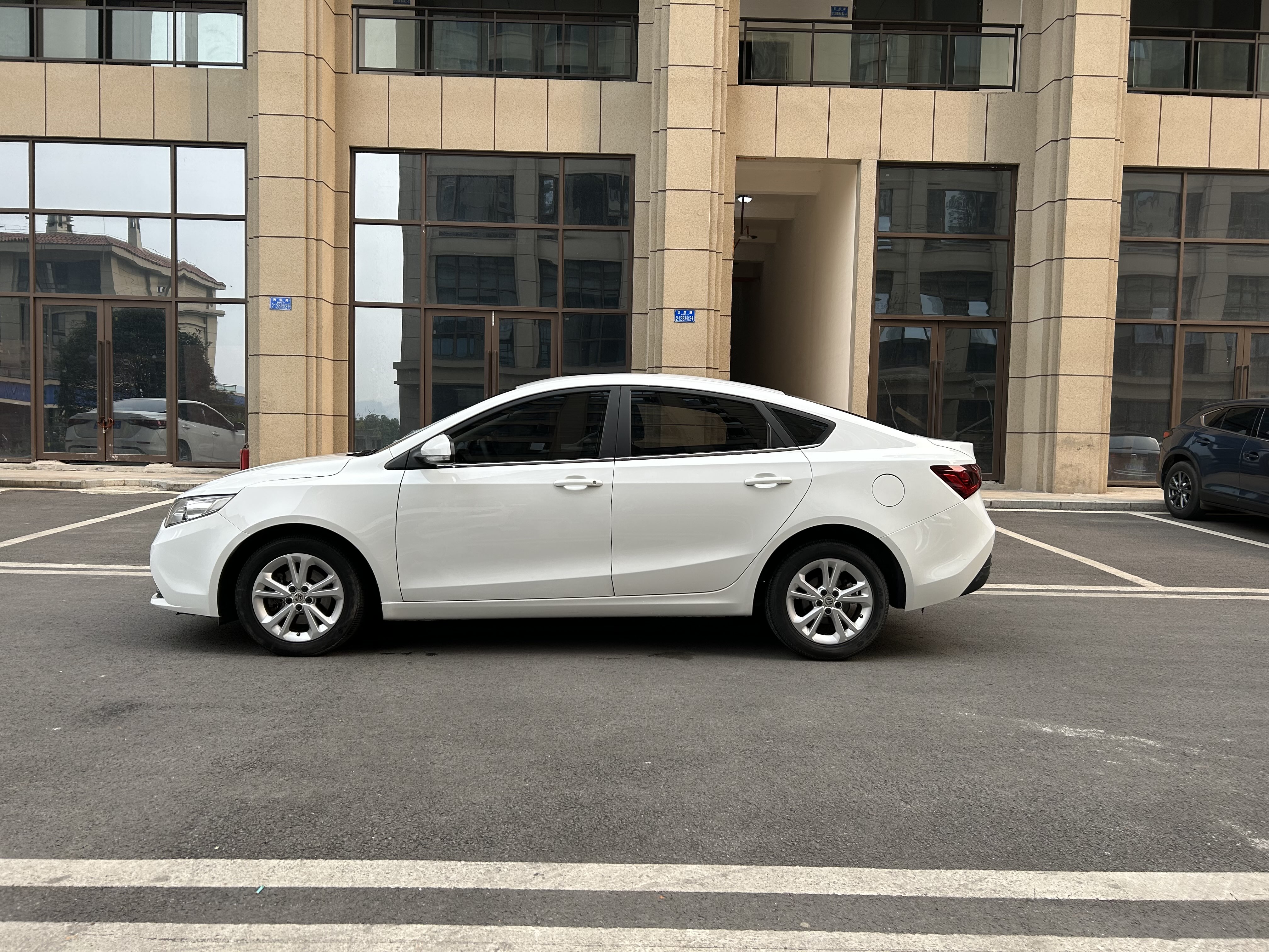 MG GT 2017 car image #8