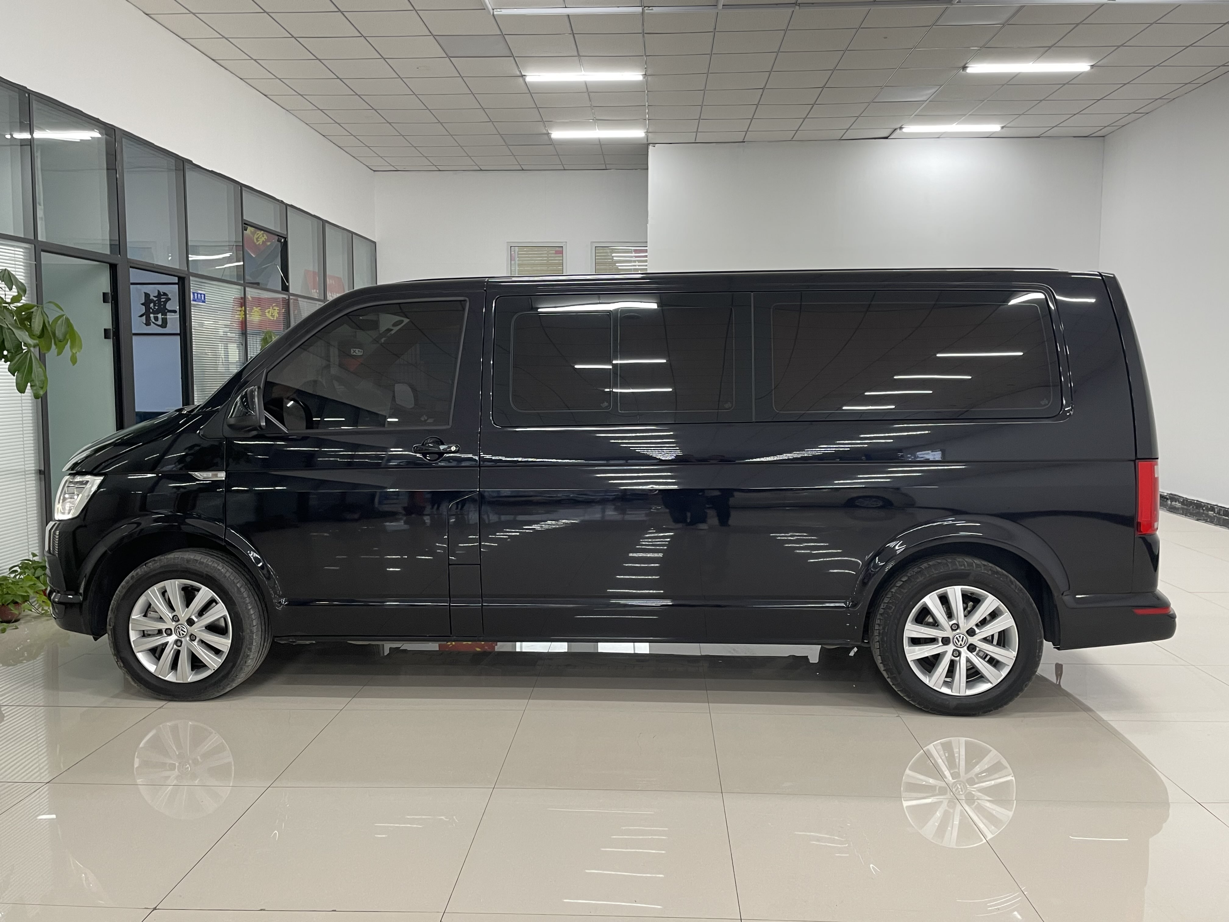 Volkswagen Caravelle 2017 immagine di auto #8