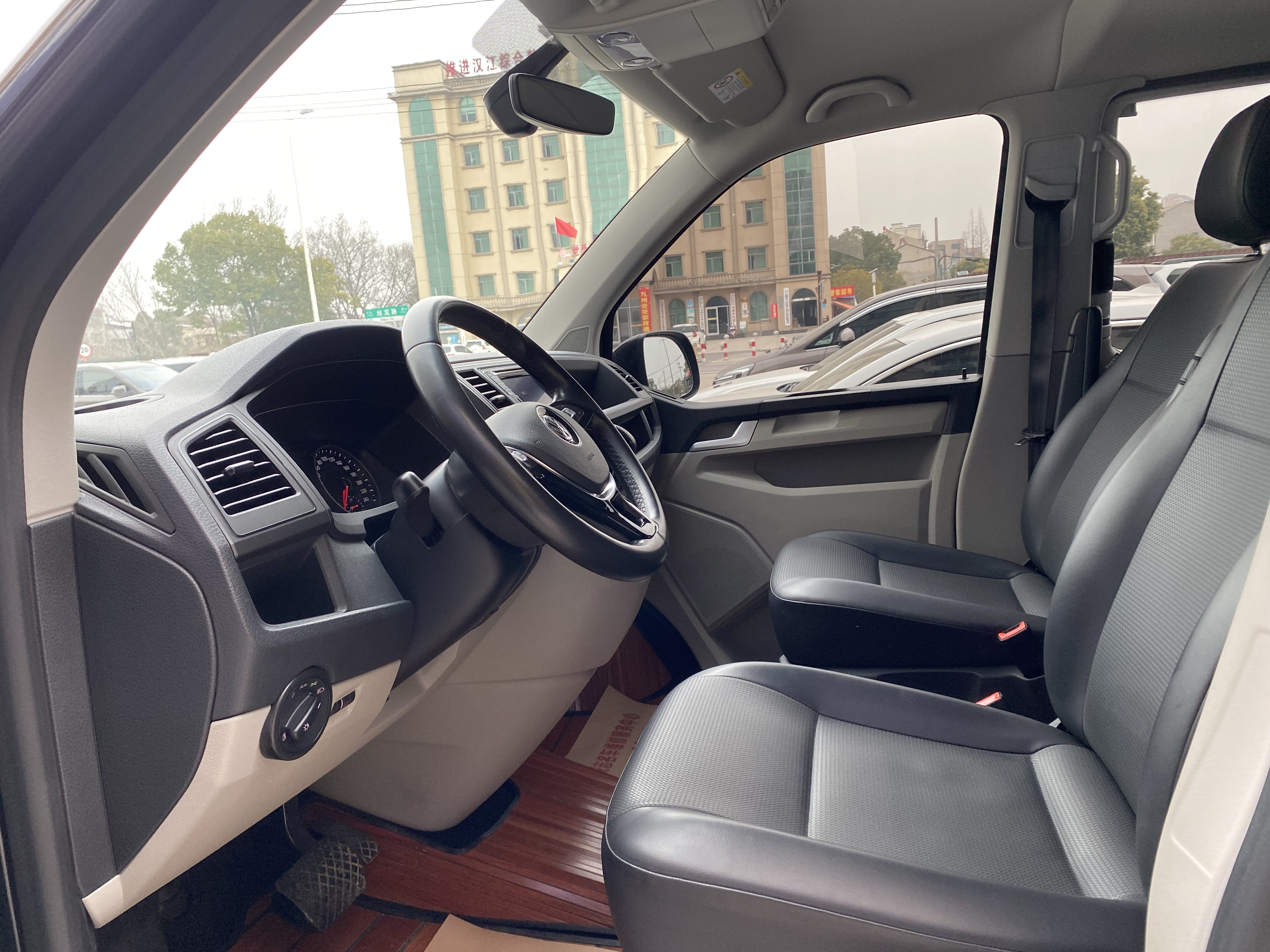 Volkswagen Caravelle 2020 car image #8