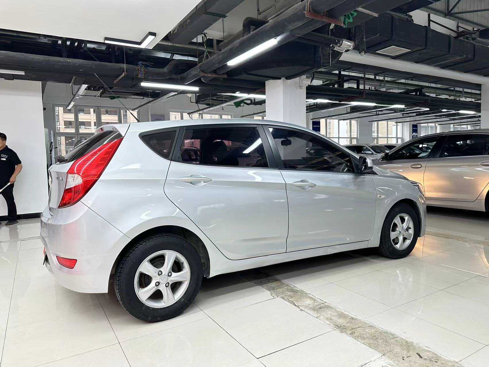 Hyundai Reina Hatchback 2015 car image #8