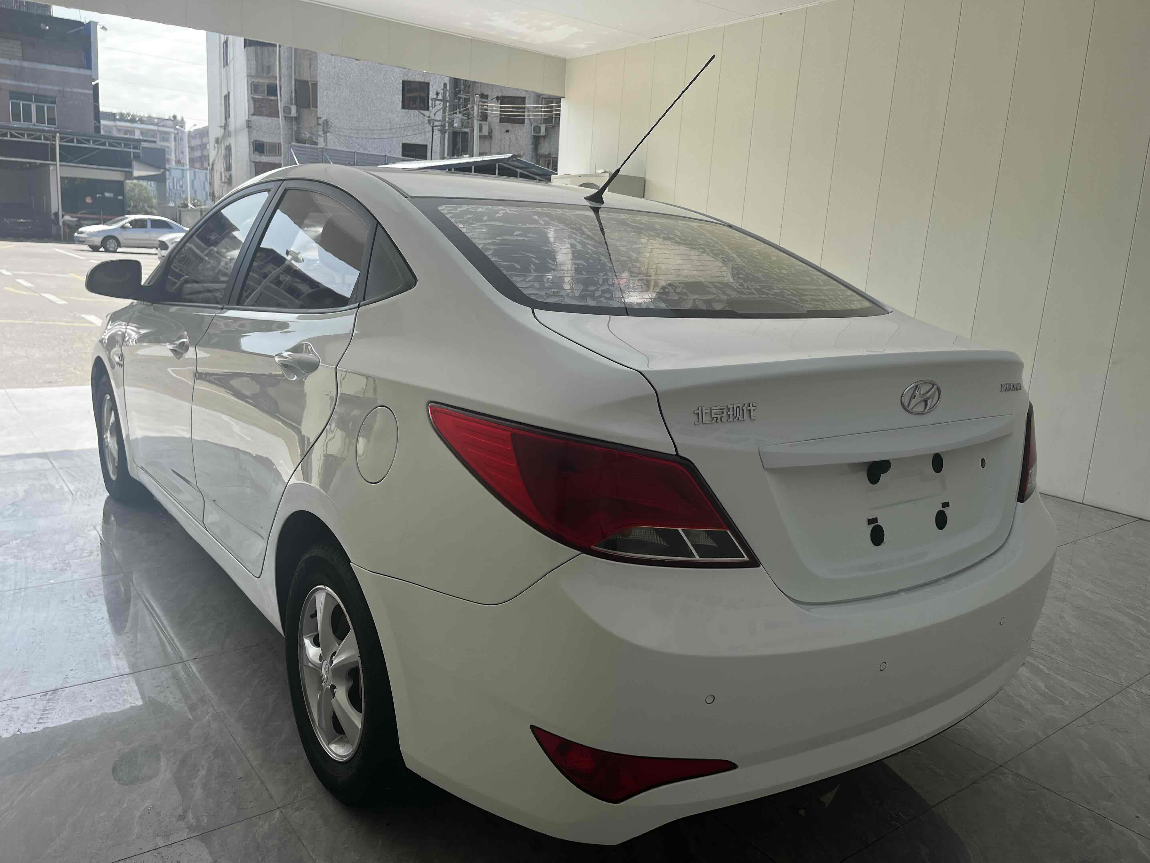 Hyundai Reina 2016 car image #8