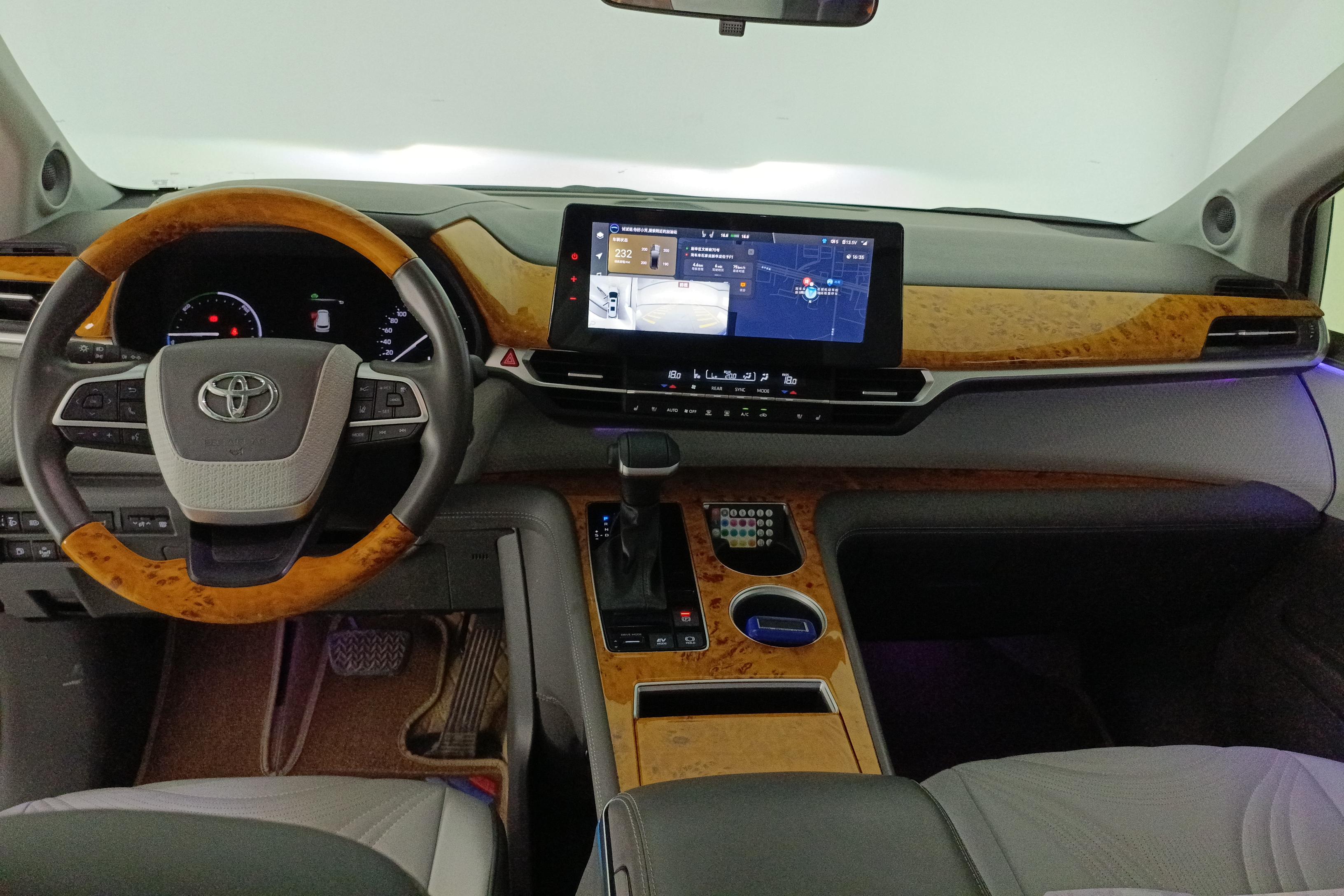 Toyota Granvia 2023 car image #8