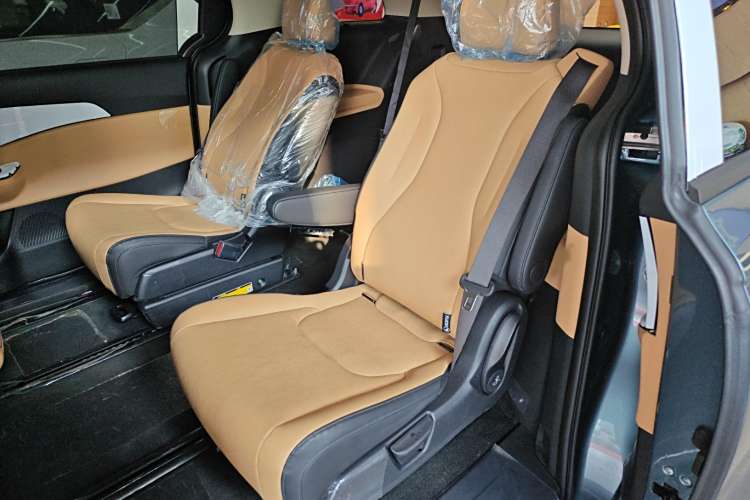 Kia Carnival изображение автомобиля #8