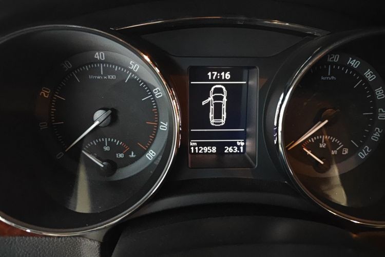 Skoda Superb Combi 2015 car image #8