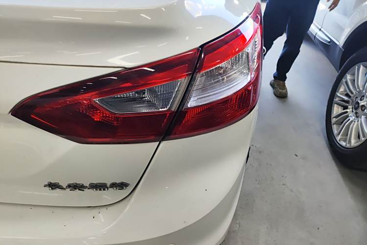 Ford Focus (Imported) 2014 car image #8