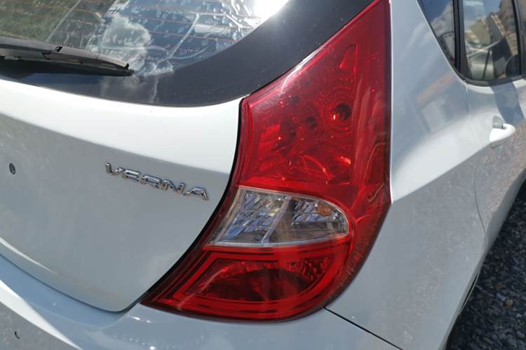 Hyundai Reina Hatchback 2015 car image #8