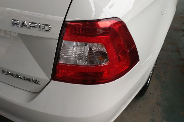 Skoda Rapid 2017 car image #8