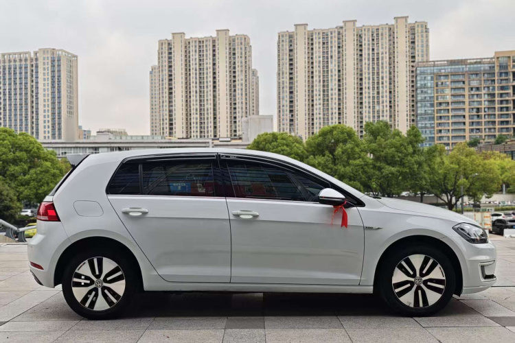 Volkswagen Golf Pure Electric 2021 car image #8