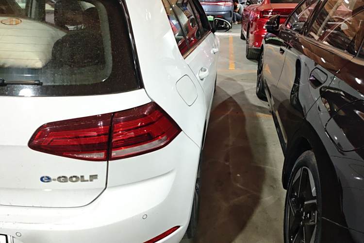 Volkswagen Golf Pure Electric 2020 car image #8