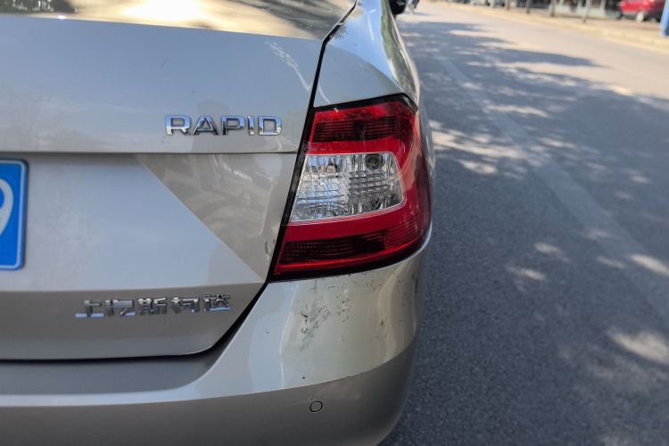 Skoda Rapid 2017 car image #8