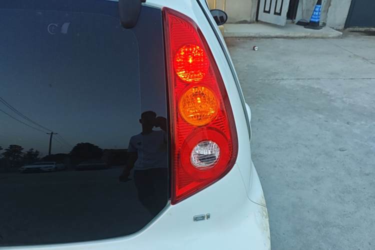 BYD e1 2019 car image #8