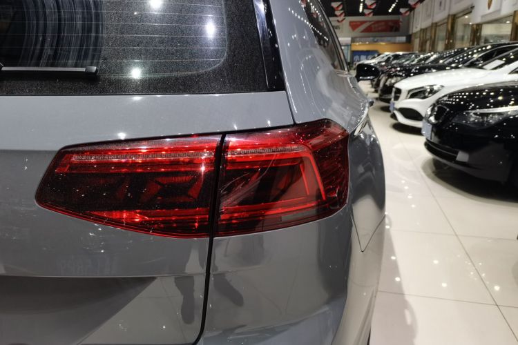 Volkswagen Passat Variant 2023 imagem de carro #8