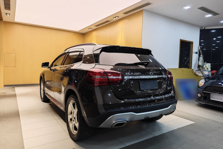 Mercedes-Benz GLA Class 2018 immagine di auto #8