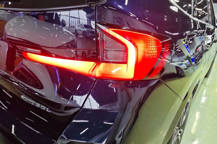 BMW iX1 2023 car image #8