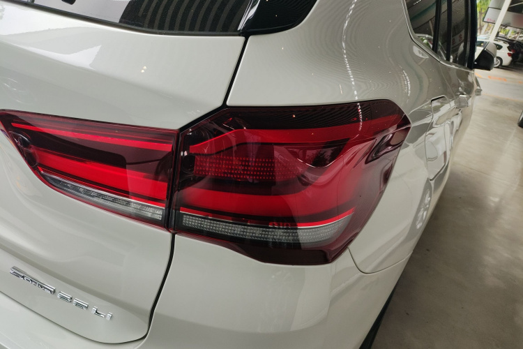 BMW X1 M35Li 2022 #8 BMW X1 M35Li 2022 car image #8