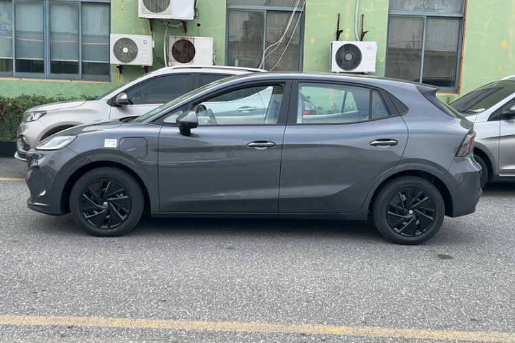 MG 4 EV 2025 car image #8