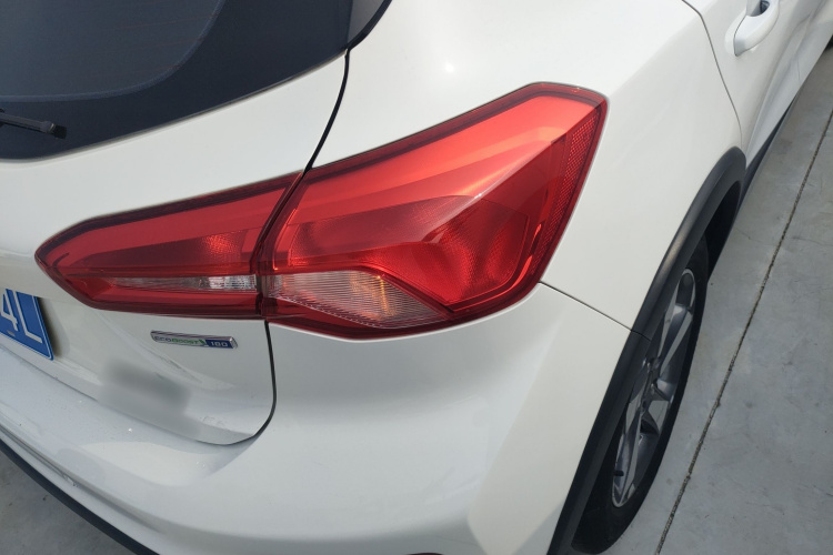 Ford Focus Active 2020 car image #8