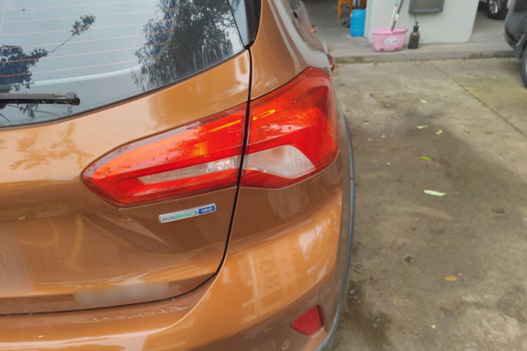 Ford Focus Active 2019 car image #8