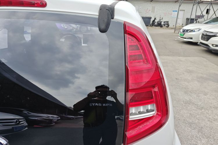 BYD e1 2019 car image #8
