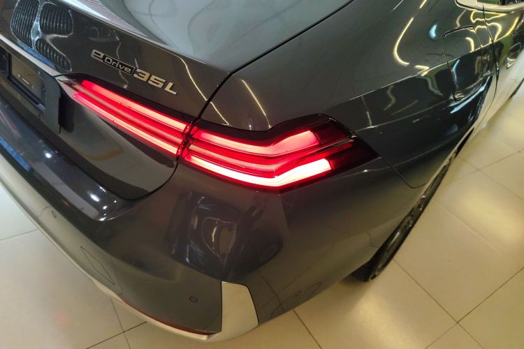 BMW i5 M60 2024 #8 BMW i5 M60 2024 car image #8