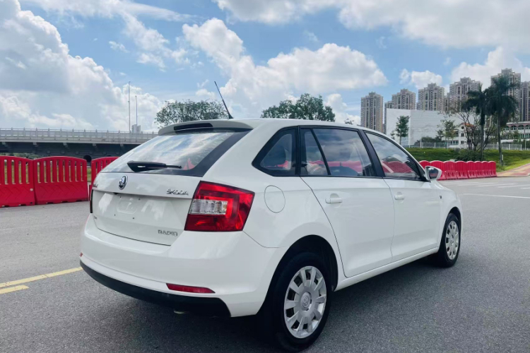 Skoda Rapid Spaceback 2016 car image #8