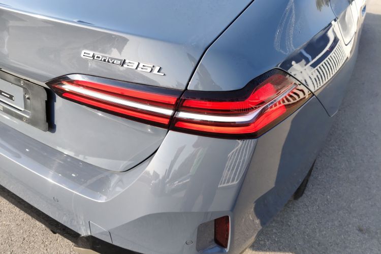 BMW i5 M60 2024 car image #8