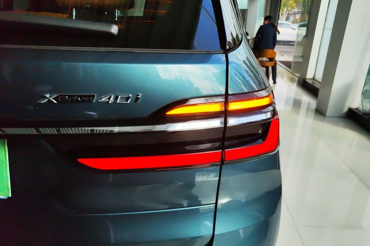 BMW X7 2023 car image #8