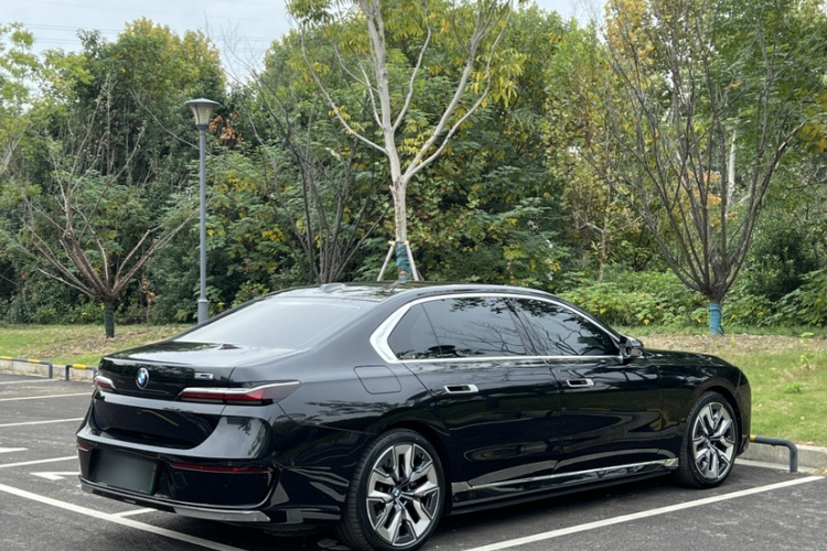 BMW i7 M70L 2024 car image #8