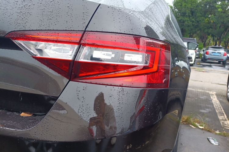 Skoda Superb 2018 car image #8