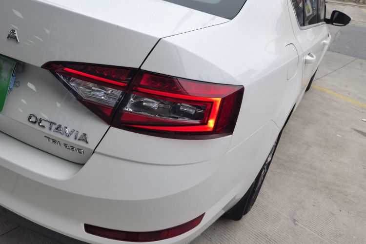 Skoda Octavia 2021 car image #8