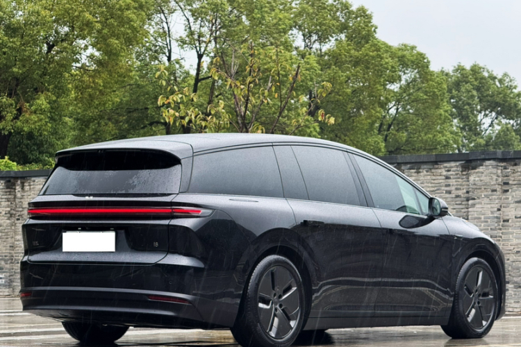 Li i8 2025 image de voiture #8