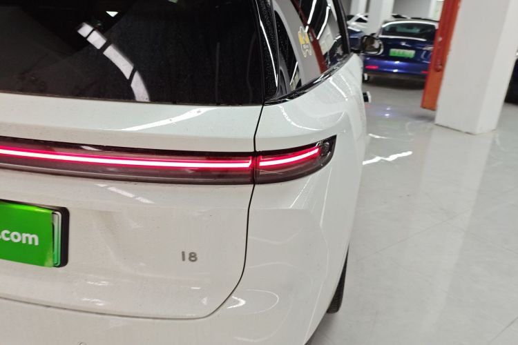 Li i8 2025 image de voiture #8