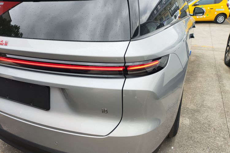 Li i8 2025 image de voiture #8