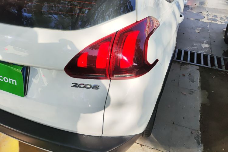Peugeot 2008 2018 image de voiture #8
