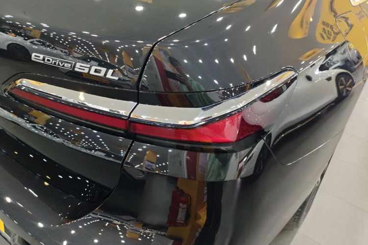 BMW i7 M70L 2024 car image #8