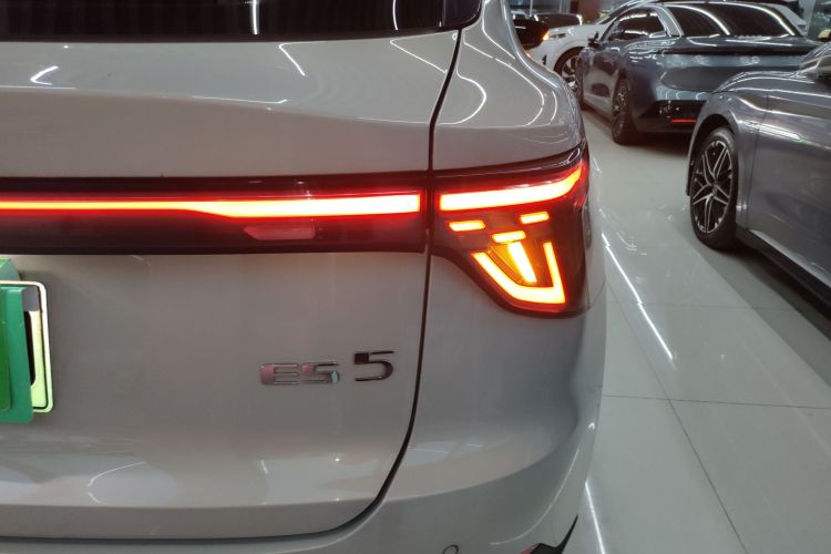 MG ES5 2024 car image #8