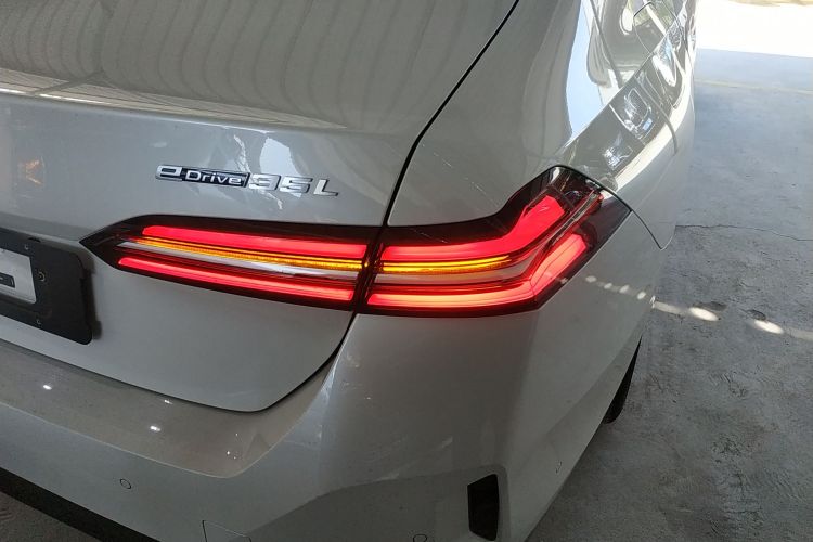 BMW i5 M60 2025 #8 BMW i5 M60 2025 car image #8