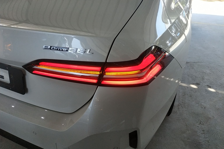 BMW i5 M60 2025 car image #8