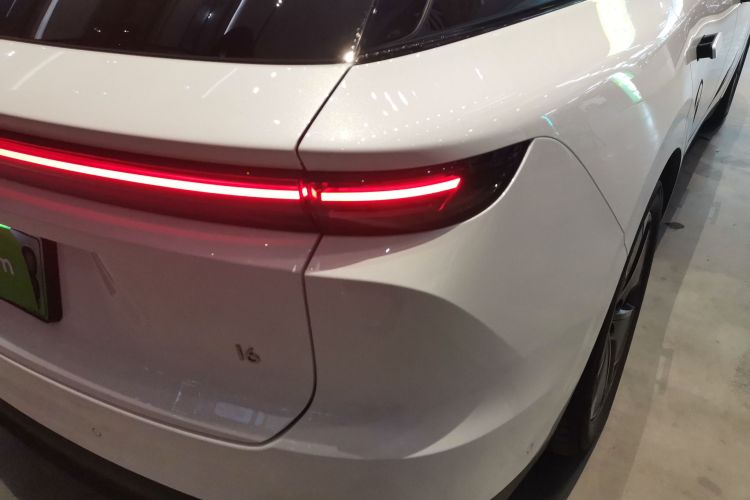 Li i6 2025 image de voiture #8