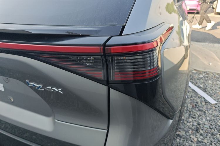 Toyota bZ4X 2024 immagine di auto #8