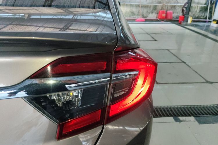 Honda Greiz 2018 car image #8