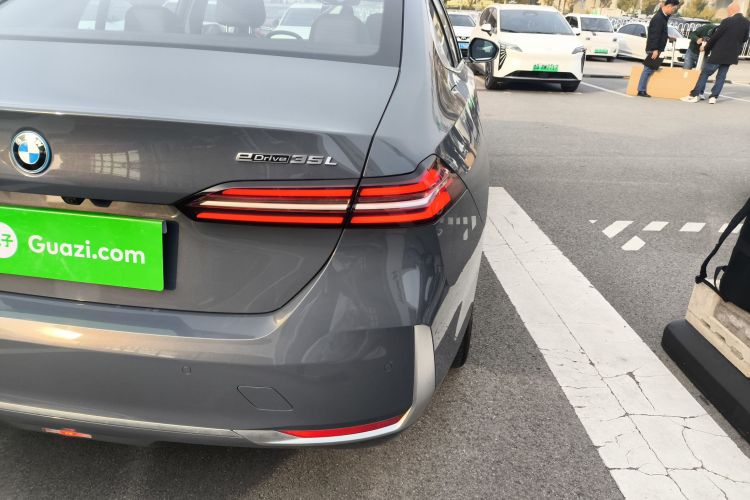 BMW i5 2025 car image #8
