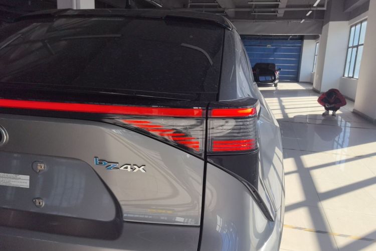 Toyota bZ4X 2022 immagine di auto #8