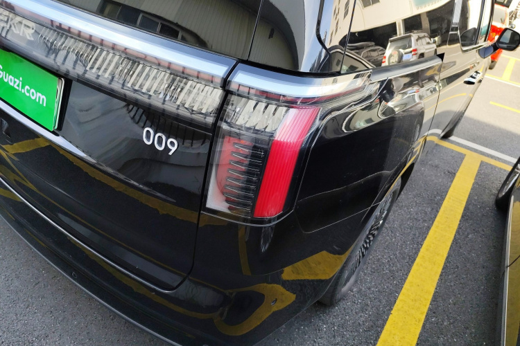 Zeekr 009 2023 car image #8