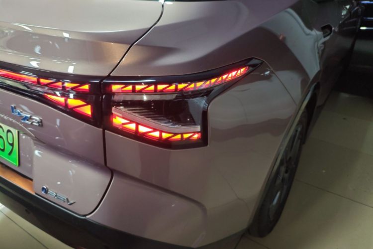 Toyota bZ3 2023 immagine di auto #8