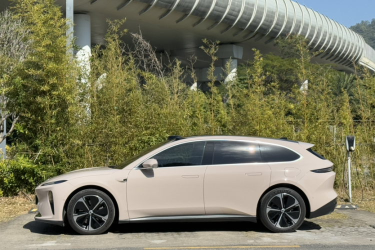NIO ET5 2023 car image #8