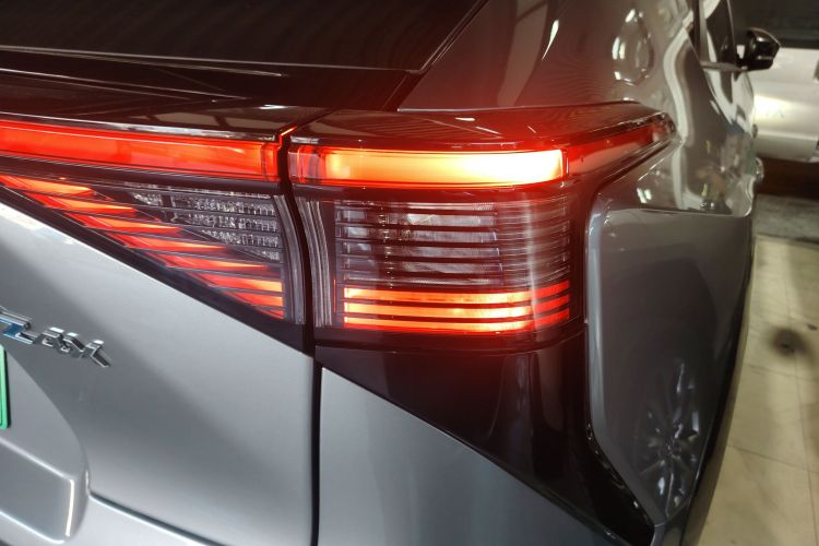 Toyota bZ4X 2023 immagine di auto #8