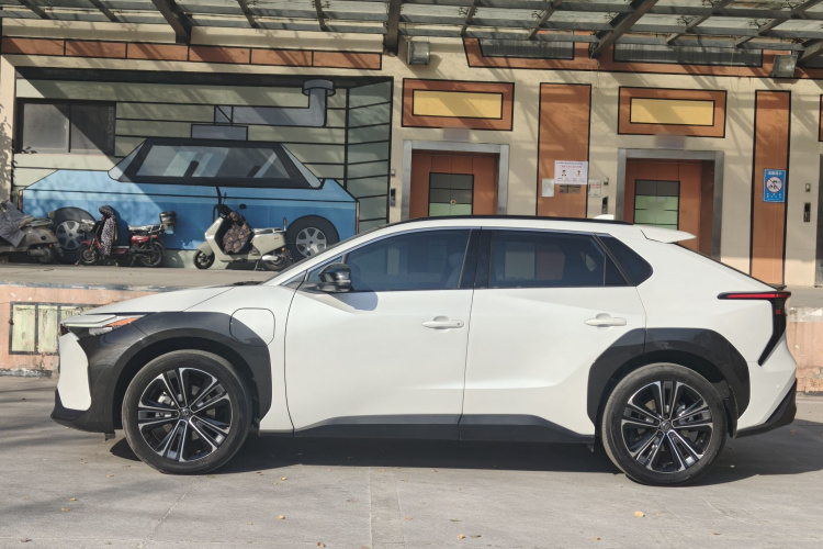 Toyota bZ4X 2022 immagine di auto #8